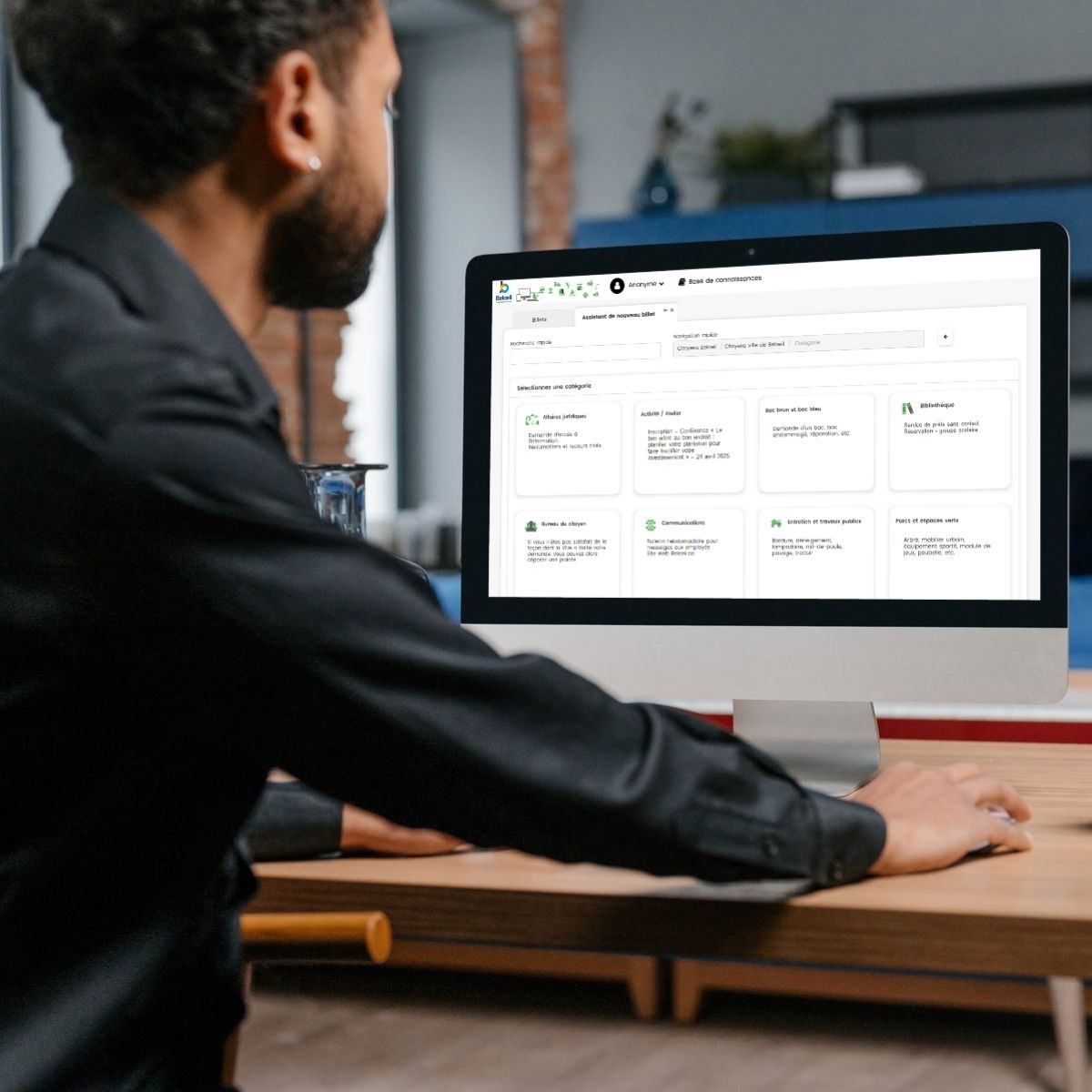 portail-libre-service-beloeil IT director using C2 ITSM centralized service desk portal for request tracking and acknowledgments.