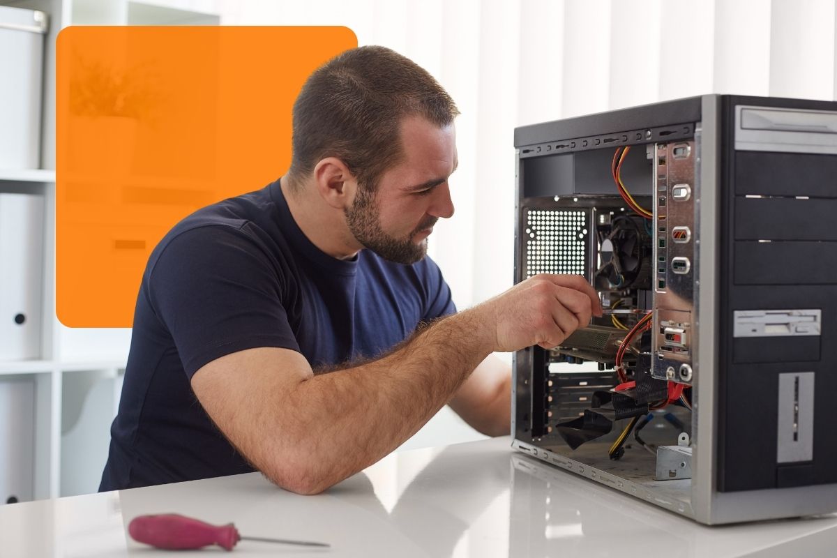 sla Technicien informatique effectuant une réparation matérielle sur un ordinateur de bureau, illustrant un cas de gestion de billet dans un centre de services ITSM.