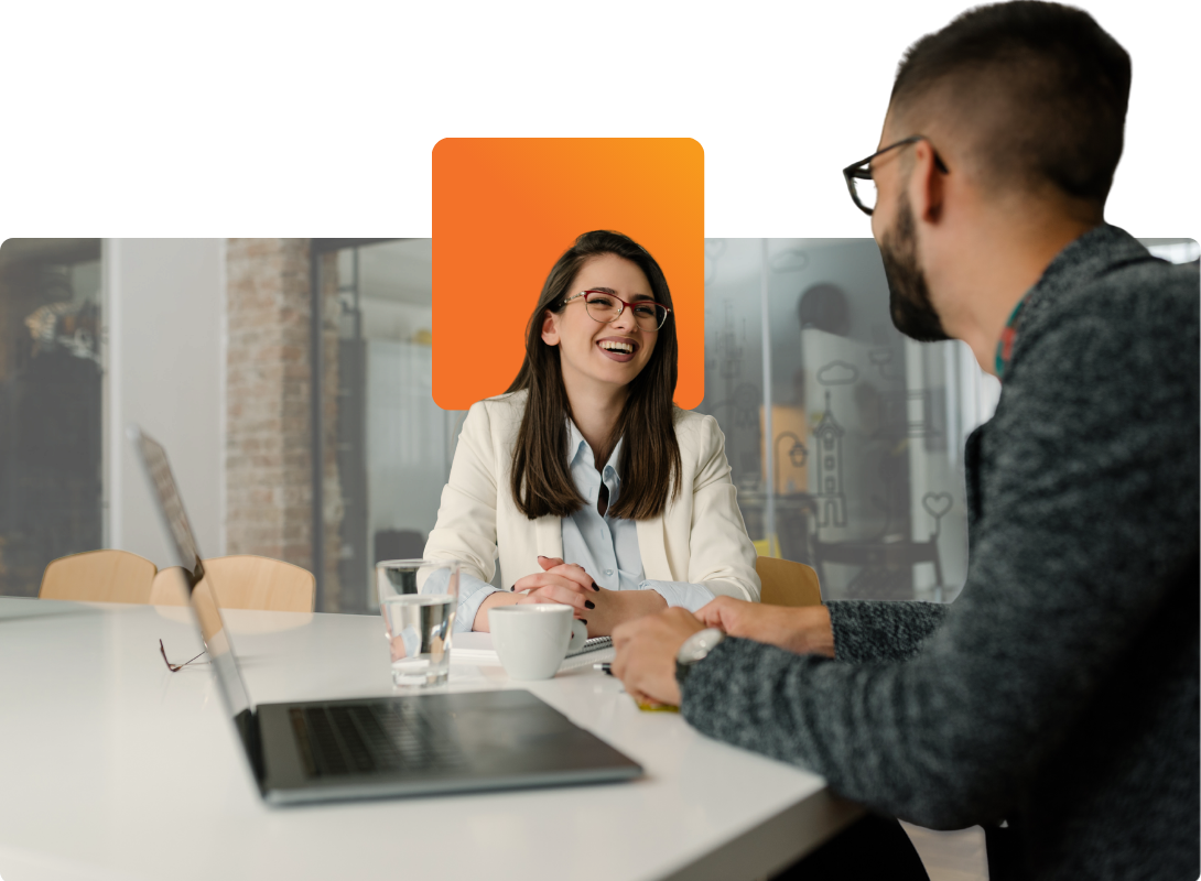 Service pro 01 Discussion entre un analyste C2 ITSM et un client pour un accompagnement personnalisé en gestion des services TI : conseils stratégiques, expertise locale et approche humaine.